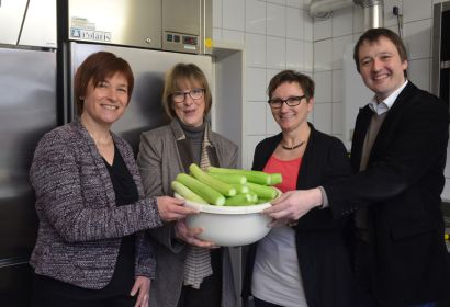 Caren Marks (von links), Tabea Pipenbrink, Bettina Praßler-Kröncke und Marco Brunotte in der Küche der Elisabeth-Kita. Foto: Andrea Hesse