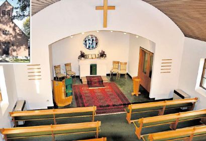 Seit mittlerweile 53 Jahren steht die Kapelle in Thönse – am gleichen Platz wie schon ihre Vorgängerin. Die Uhr über dem Eingang (kleines Bild) wurde ebenso gespendet wie das Taufbecken, die Glocken und die Außenbeleuchtung. Bild: Zimmer