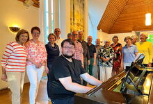 Sie blicken auf sechs Jahre guter Zusammenarbeit zurück: Ole Magers und der Bissendorfer Chor. Foto: Thorsten Buck