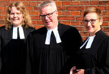 Almut Wenck (von links), Torsten Kröncke und Bettina Praßler-Kröncke gestalten den Gottesdienst zum Reformationstag.