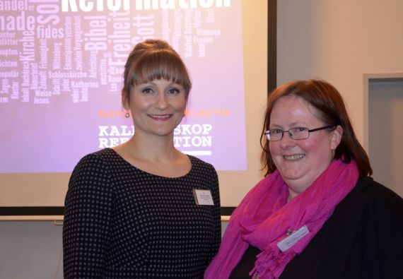 Kreisjugendpastorin Reni Kruckemeyer-Zettel (rechts) freute sich über den ebenso amüsanten wie fundierten Vortrag von Dr. Simone Liedtke. Foto: Andrea Hesse
