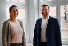 Ute Weiß und Maik Schwarz im frisch sanierten Elzer Pfarrhaus. Es ist das älteste Gebäude in der Wedemark. Foto: Andrea Hesse