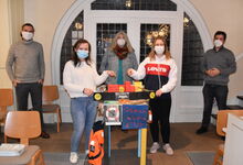 Carsten Fertig, Leiter der Jugendkunstschule (von links), Konfirmandin Jodie Lehmann, Dozentin Eva Krohm, Konfirmandin Nele Tschentscher und Pastor Thorsten Buck zeigen die Spendendosen in der Michaeliskirche. Foto: Anke Wiese