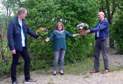 Abschied mit Blumen nach mehr als 40 Jahren in der evangelischen Kita Kirchhorst: Ulrike Ahrens mit Superintendent Holger Grünjes (rechts) und der pädagogischen Leitung Lars Arneke. Foto: Andrea Hesse