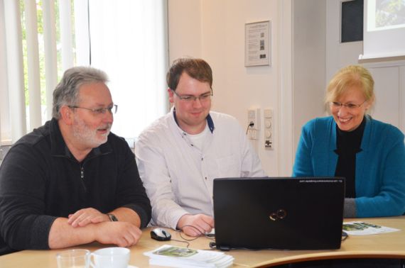 In  Zusammenarbeit mit Jörg Krauthoff (links) und Jaqueline Gebauer hat Pascal Bade die neue Website konzipiert und eingerichtet. Foto: Andrea Hesse