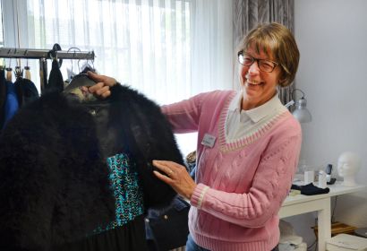 Egal, ob edelMut oder edelKreis: Heidrun Zeilbeck sortiert im Lager an der Von-Alten-Straße gespendete Mode. Foto: Andrea Hesse