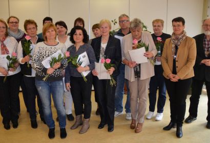 Die frisch ausgebildeten Pflegehelferinnen und -helfer freuten sich über die Glückwünsche von Pastor i. R. Hellmuth Scholz, Mitbegründer von DiaDem (von rechts), und Bethel-Geschäftsführerin Stefanie Schwinge-Fahlberg. Foto: Gabriele Gosewisch