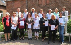 Die Absolventinnen des QMSK-Kurses nach der Übergabe des Zertifikats im hannoverschen Stephansstift mit Ruth Woody, QM-Expertin und Referentin (vorne links), und Christiane Höppner-Groth (hinten links).