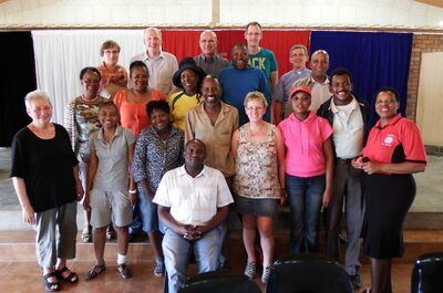 Gruppenbild mit den Gastgeberinnen und Gastgebern nach einem gemeinsamen Essen in Letlhabile. Foto: Lars Arneke