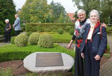 Joan Thickstun Buhrmann, Witwe des 1944 überlebenden Wayne Buhrmann, und Margrit Dietterle haben sich an der Gedenktafel kennengelernt. Foto: Andrea Hesse