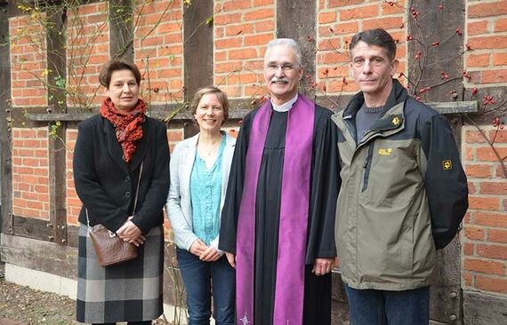 Sie freuen sich auf die gemeinsame Arbeit mit den weiteren Mitgliedern des Kirchenvorstandes (von links): Beate Meyer-Bothling, Wiebke Schomaker, Pastor Rainer Henne und Andreas Butschkau. Foto: Andrea Hesse