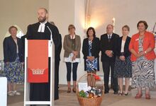 Mit einem Korb voller regionaler Köstlichkeiten aus seiner neuen Heimat begrüßte der Kirchenvorstand Pastor Fabian Gartmann. Foto: Andrea Hesse
