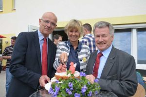 Zum Eröffnungsfest gab es eine Torte mit Fuchs und Eichhörnchen aus Marzipan – Ina Dörel durfte sie gemeinsam mit Superintendent Holger Grünjes und Bürgermeister Friedhelm Fischer anschneiden. Foto: Andrea Hesse