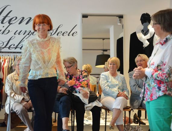 Eine große Auswahl schöner Frühlings- und Sommermode zeigen ehrenamtliche Models auf dem edelMut-Laufsteg. Foto: Andrea Hesse