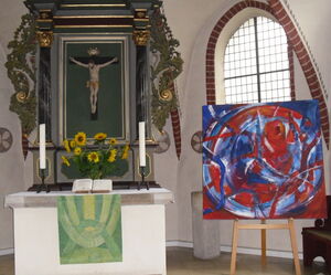1,50 mal 1,50 Meter misst das Bild „Ein Herz für die Welt“; zu sehen ist es in der Kirche St. Georg in Mellendorf.