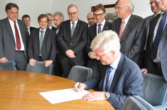 Der Ratsvorsitzenden der Evangelische Kirche in Deutschland, Landesbischof Prof. Dr. Bedford-Strohm, unterzeichnet die Erklärung der Leitenden Geistlichen der evangelischen Landeskirchen in Deutschland. Bild: Evangelische Kirche in Deutschland