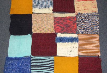 Die handgestrickten bunten Quadrate aus Resse sollen ins große Beziehungsnetz eingefügt werden. Foto: Karin Dahlberg
