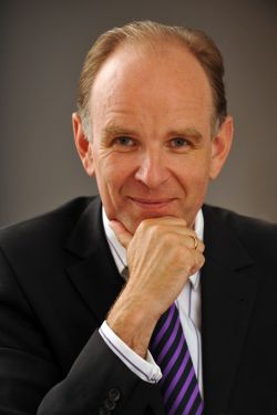 „Ich danke Ihnen allen ganz herzlich“: Landesbischof Ralf Meister besuchte am Wahltag verschiedene Gemeinden. Foto: Jens Schulze