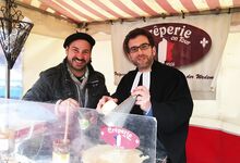 Thorsten Buck und Sebastian Manstein bieten am 1. März leckere Crepes und Gespräche zur Kirchenvorstandswahl an.