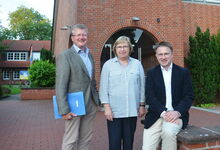 Intensive Beratungen zu den Finanzen und den Stellen im Kirchenkreis liegen hinter ihnen: Günter Depke (Finanzausschuss, von links), Karin Ernst (PSA) und Tilmann de Boer, Vorsitzender der Kirchenkreissynode Burgwedel-Langenhagen. Foto: Andrea Hesse