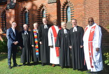 Labius Moshoete (5. von links) war im vergangenen Herbst gemeinsam mit dem damaligen Dean Molete (rechts) zur Einführung von Superintendent Dirk Jonas (2. von rechts) in Langenhagen zu Gast. Foto: Andrea Hesse