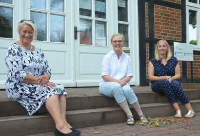 Caren Holstein-Lemke (von links) und Anke Cohrs freuen sich über die offene Sprechstunde, die Susanne Hondl ab September im Familienzentrum anbietet. Foto: Andrea Hesse