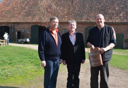 Der Erhalt der Elzer Pfarrscheune lag ihm am Herzen:  Pastor Joachim Schnell (Mitte), hier mit Erich Scharlemann (links) und Carsten Kiegeland vor dem historischen Gebäude. Foto: Andrea Hesse