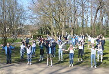 Das Frühlingswetter machte die Arbeit im Park möglich: Teilnehmer*innen und Teamer*innen der Juleica-Schulung. Foto: Andrea Hesse