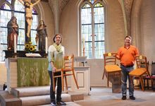 BU: Elke Seidlitz und Jens Blume planen die Aufstellung der Stühle, auf denen die Konfirmand*innen im Altarraum sitzen werden. Foto: Andrea Hesse