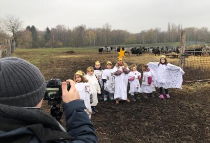 Diakon Merlin Langrehr fotografiert die Engel und Hirten auf der Heidschnuckenweide von Christian Tegtmeyer. Foto: Rainer Müller-Jödicke