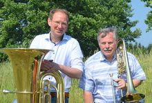 Musik verbindet: Rolf Lührs (rechts, hier mit Kantor Arne Hallmann) war der Gemeinschaftsgeist immer wichtig. Foto: Andrea Hesse