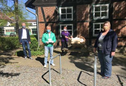 Übergabe vor der Diakoniestation in Burgwedel: Dr. Walter Heitmann (vorne, von links), Jürgen Veth und Bodil Reller haben 120 Gesichtsmasken an Nicole Kurzweg übergeben. Foto: Andrea Hesse