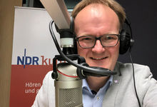 Pastor Rainer Müller-Jödicke während der Aufzeichnung einer Radioandacht.