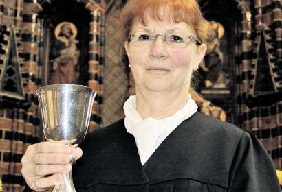 Premiere für die Prädikantin: Rita Kischlat leitet als Nicht-Theologin erstmals eine Abendmahlfeier in der Elisabethkirche. Foto: Jarolim-Vormeier