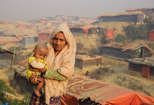 Janu Begum (35) ist mit ihrem Kind vor der Gewalt in Myanmar geflohen und ist jetzt im Lager Kutupalong in Ukhiya (Cox‘s Bazar) in Bangladesch untergekommen. Foto: Emtiaz Ahmed Dulu, Diakonie Katastrophenhilfe