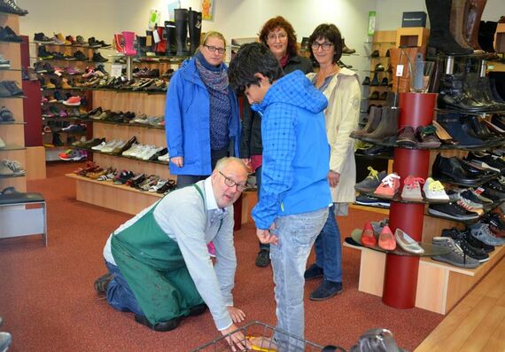 Lothar Barke vermisst im Bissendorfer Gemeindehaus und in seinem Laden Kinderfüße. Organisatorische Unterstützung leisten dabei Pastorin Wibke Lonkwitz (von links), Martina Paulmann und Dorothea Diekmann. Foto: Andrea Hesse