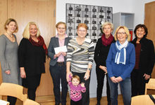 Anke Cohrs (3. von links) freut sich über den Spendenscheck, den der Vorstand des Vereins „Treffpunkt fast geschenkt“ mitbrachte. Foto: Anke Wiese