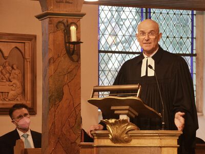 Seine letzte Predigt als Superintendent hielt Holger Grünjes zur biblischen Geschichte von Zacharias, Elisabeth und ihrem Sohn Johannes. Foto: Andrea Hesse