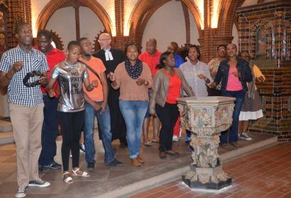 Singend verabschiedeten sich die Gäste aus Odi im Gottesdienst in der Elisabethkirche. Foto: Andrea Hesse