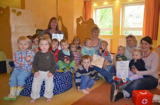 Die Kinder der Krippengruppe im Güldenen Winkel mit ihren Erzieherinnen Heike Stöver (von links), Bärbel Fortmüller, Nadine Häusler und Birgit Wiese. Foto: Andrea Hesse