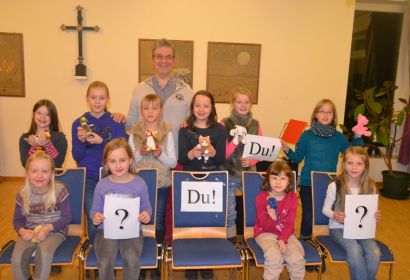 Die zehn Sängerinnen des Kinderchors und Chorleiter Holger Kiesé würden sich über Verstärkung freuen.