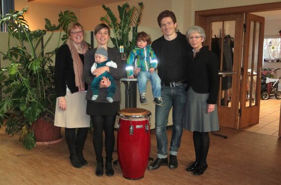 Pastorin Isabell Schulz-Grave (links) und die Kirchenvorstandsvorsitzende Elke Zach verabschiedeten Michael Hager und seine Familie mit herzlichen Worten. Foto: N. Kleinwächter