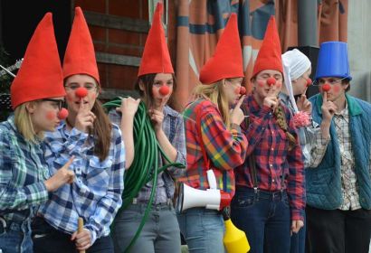 Worauf kommt es bei der Taufe an? Die Taufzwerge machen sich beim Langenhagener Familiengottesdienst ihre Gedanken. Foto: Andrea Hesse