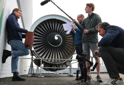 Himmelfahrtsdreh auf der Dachterrasse des Flughafens (von links): Jesus-Darsteller Luis Beimfohr, Karl-Martin-Harms und das Filmteam mit Lazar Elias Schladebusch und Jan-Peter Sölter. Foto: Henry Sisolefsky
