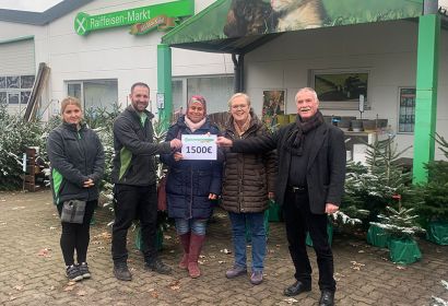 Mandy Ahsmann (von links) und Martin Liers überreichten den symbolischen Spendenscheck an Zeinab Ibrahim, Anke Cohrs und Michael Brodermanns.