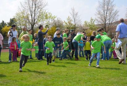 Flotter Start: Die Mädchen und Jungen der evangelischen Kita in Mellendorf rannten für eine neue Küche um die Wette. ©Hesse
