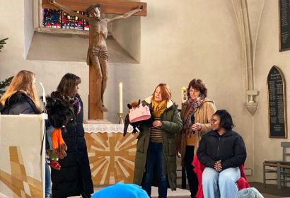 Das Team der Kita und Diakonin Anika Schneider verabschiedeten GDas Team der Kita und Diakonin Anika Schneider verabschiedeten Gaolebaloe aus ihrem Freiwiaolebaloe aus ihrem Freiwilligendienst in der evangelischen Kita St. Marien. Foto: Peter Hartwig