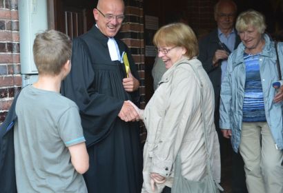 Pastor Holger Grünjes verabschiedete sich mit einem Handschlag von den Besucherinnen und Besuchern des Gottesdienstes in der Elisabethkirche. Foto: A. Hesse