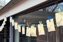 Alle, die zu Hause vor dem Radio das Abendmahl feiern wollten, konnten sich vor der Kirche liebevoll gepackte kleine Pakete abholen. Foto: Ute Weiß