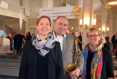 Die Organisatorinnen und Impulsgeberinnen Debora Becker (links) und Dörte Behn-Hartwig mit Musiker Lothar Krist. Foto: Andrea Hesse